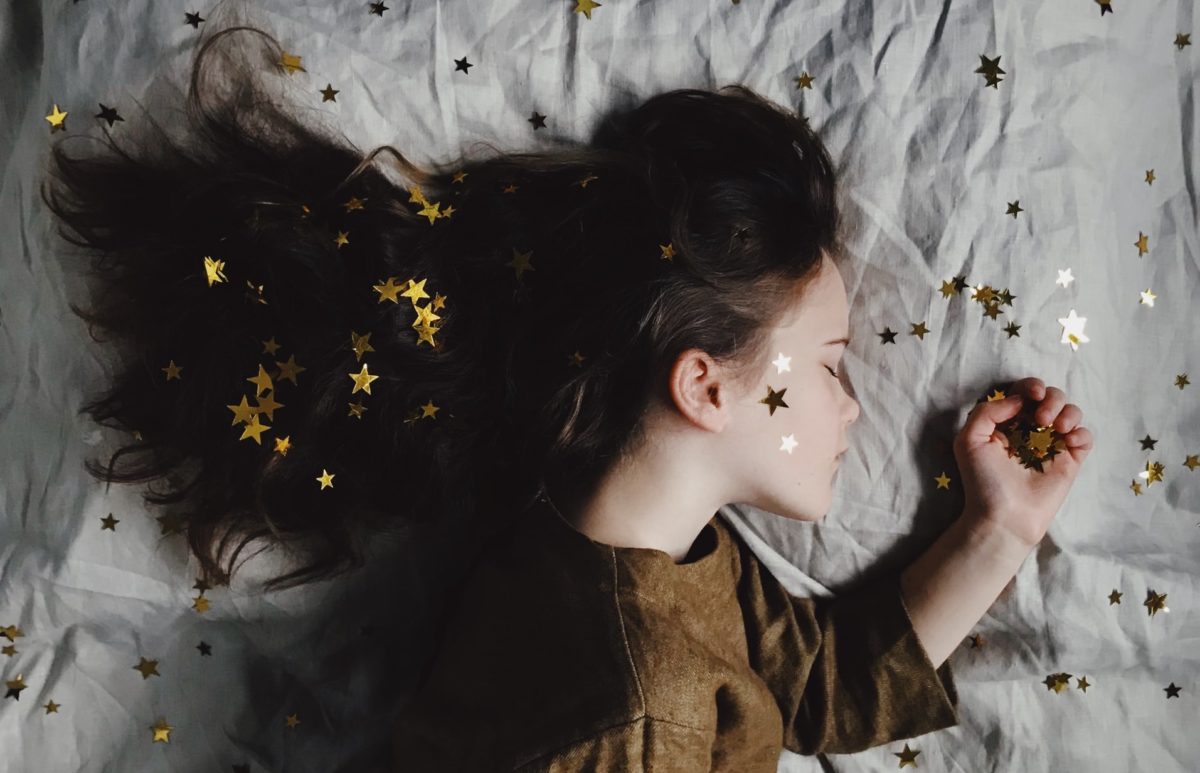 髪の毛に星を散りばめた眠る女の子