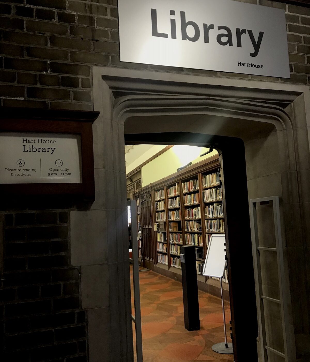 トロント大学のキャンパスでハリーポッターみたいな図書館